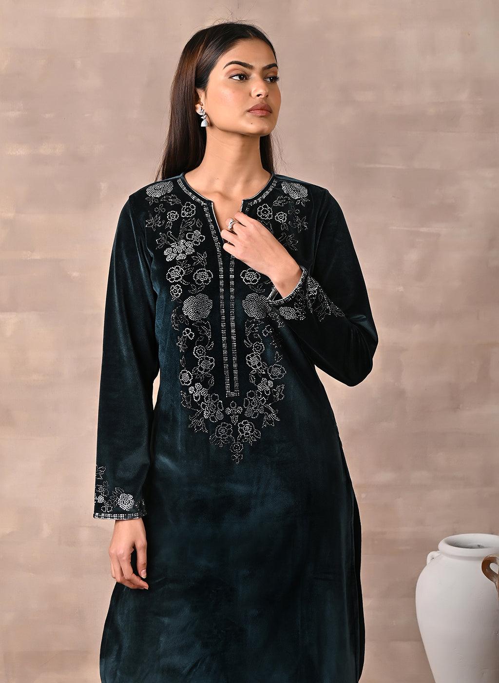 Model flaunting the neckline of the Green Velvet Kurta with Fine Mirror Beads Work