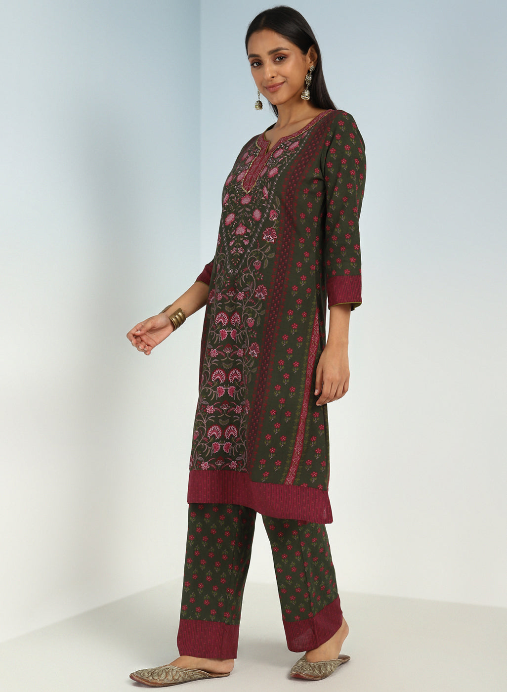 Green Kurta Set with Round neck and Contrast Front Placket