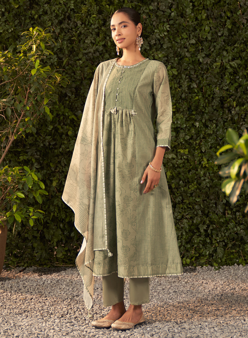 green dresses for mehendi Perfect comfy jacket with jumpsuit in parrot green colour for mehendi & cocktail All sizes available We ship worldwide CASH ON DELIVERY AVL Buy :(www.rkkurtis.com) New arrival . It's our own manufacturing (