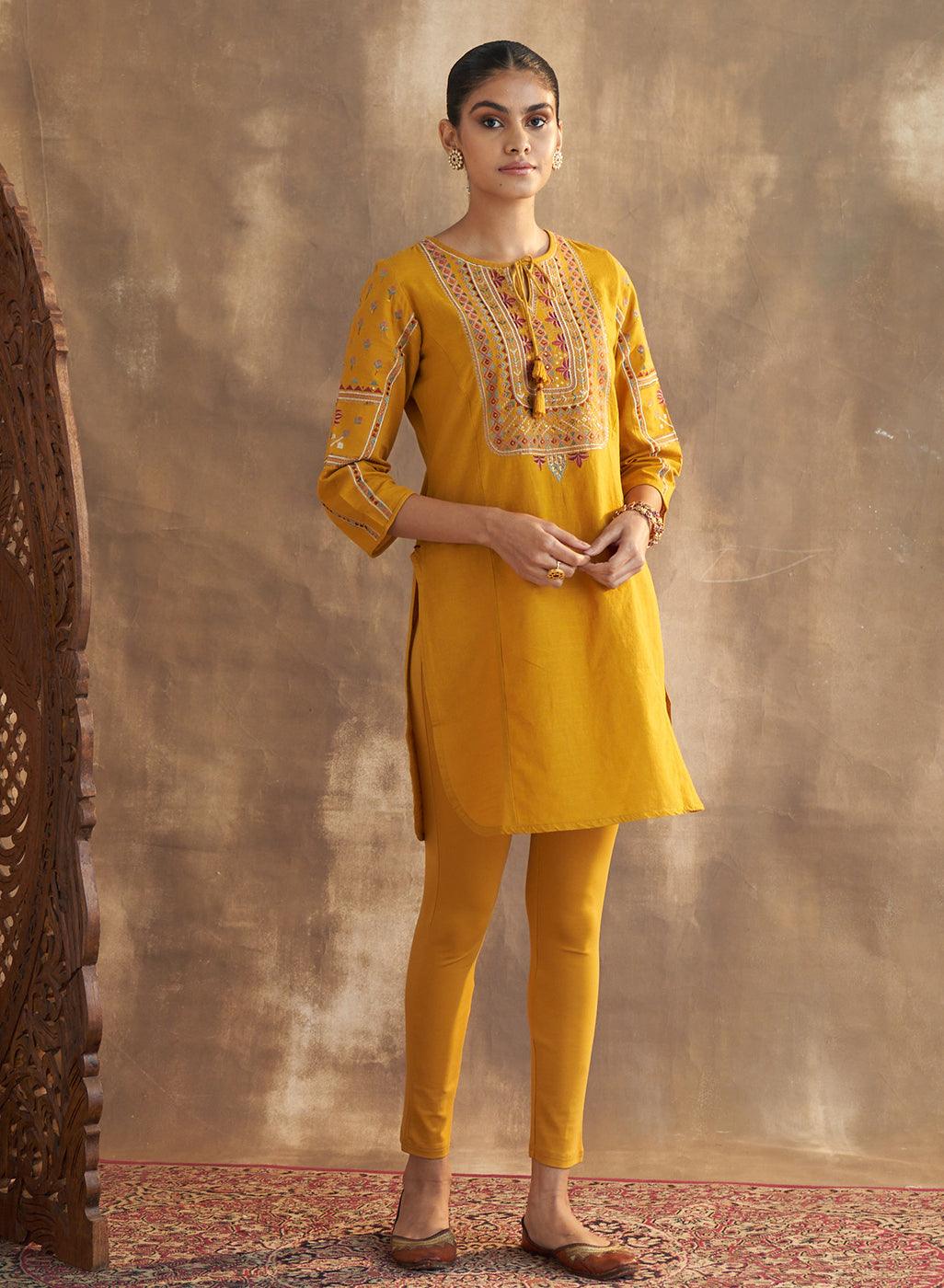 The elegant #red #anarkali paired up with a mango #yellow dupatta | Tenue  indienne, Tenue, Indien